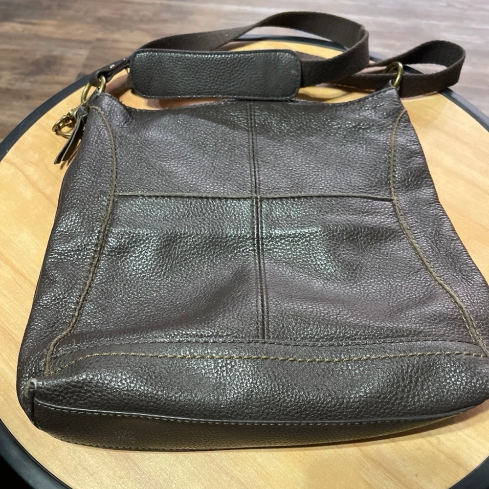 The SAK women’s cross body vintage brown leather purse